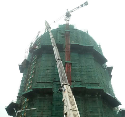 内黄吊车在工地上作业